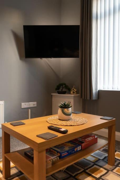Vibrant City Centre Townhouse With Free Parking Rare Outdoor Patio Белфаст Екстериор снимка