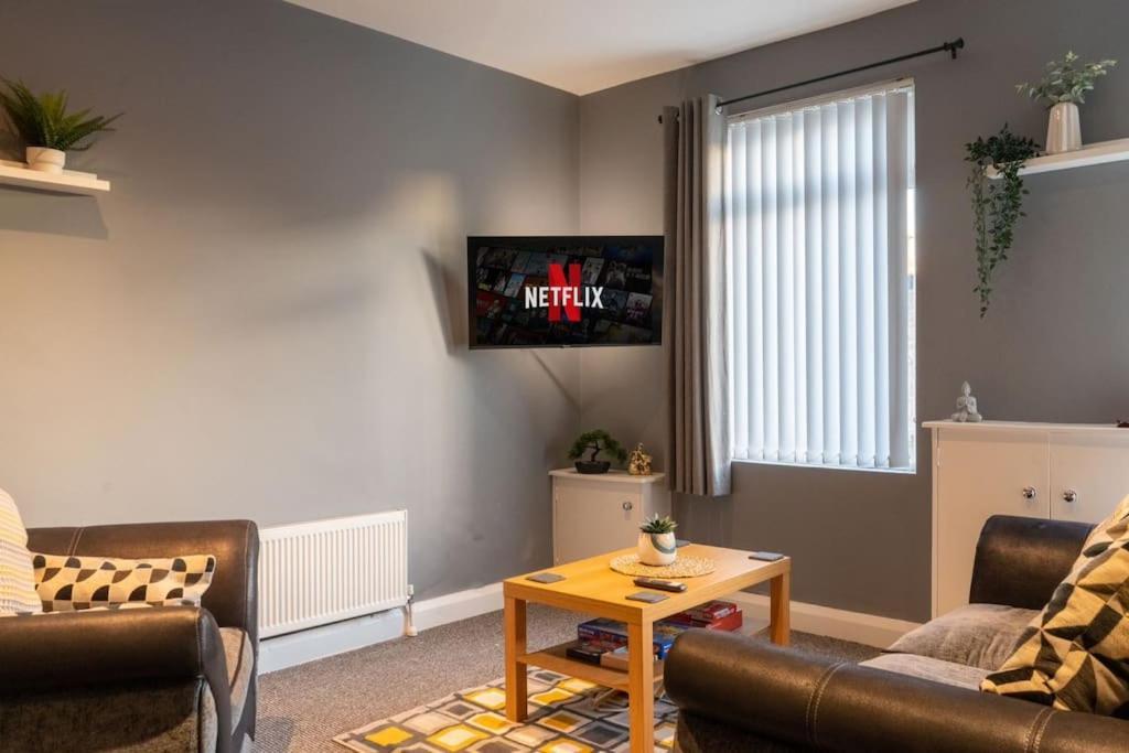 Vibrant City Centre Townhouse With Free Parking Rare Outdoor Patio Белфаст Екстериор снимка